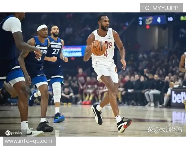 爱德华兹巧妙突破包夹精准传球助攻戈贝尔精彩扣篮得分